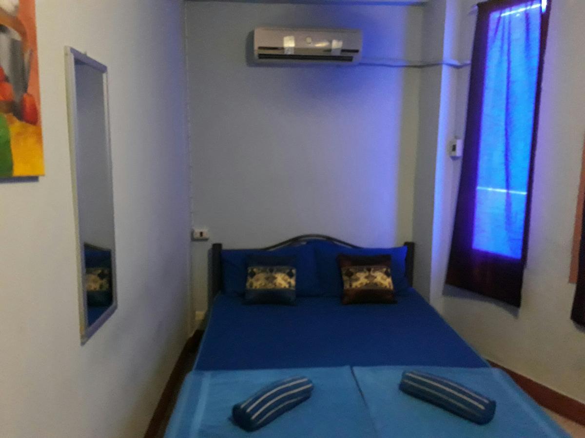 Q6 At 6 Hostel Bangkok Exterior photo